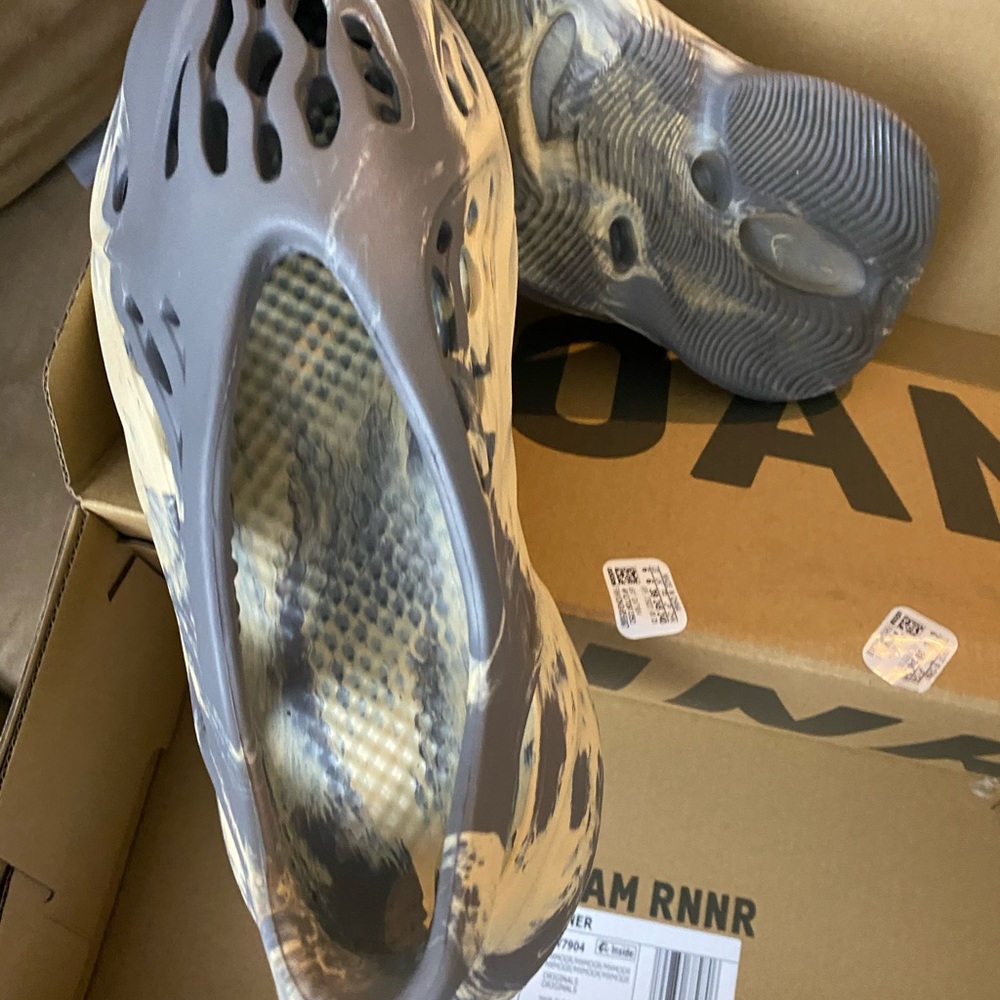 Yeezy foam MXT Moon men size 6/women’s 7